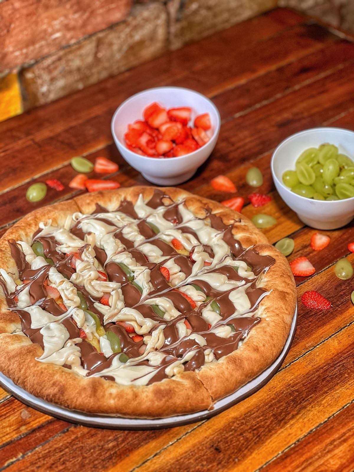 Pizza doce com Nutella, chocolate branco e morangos